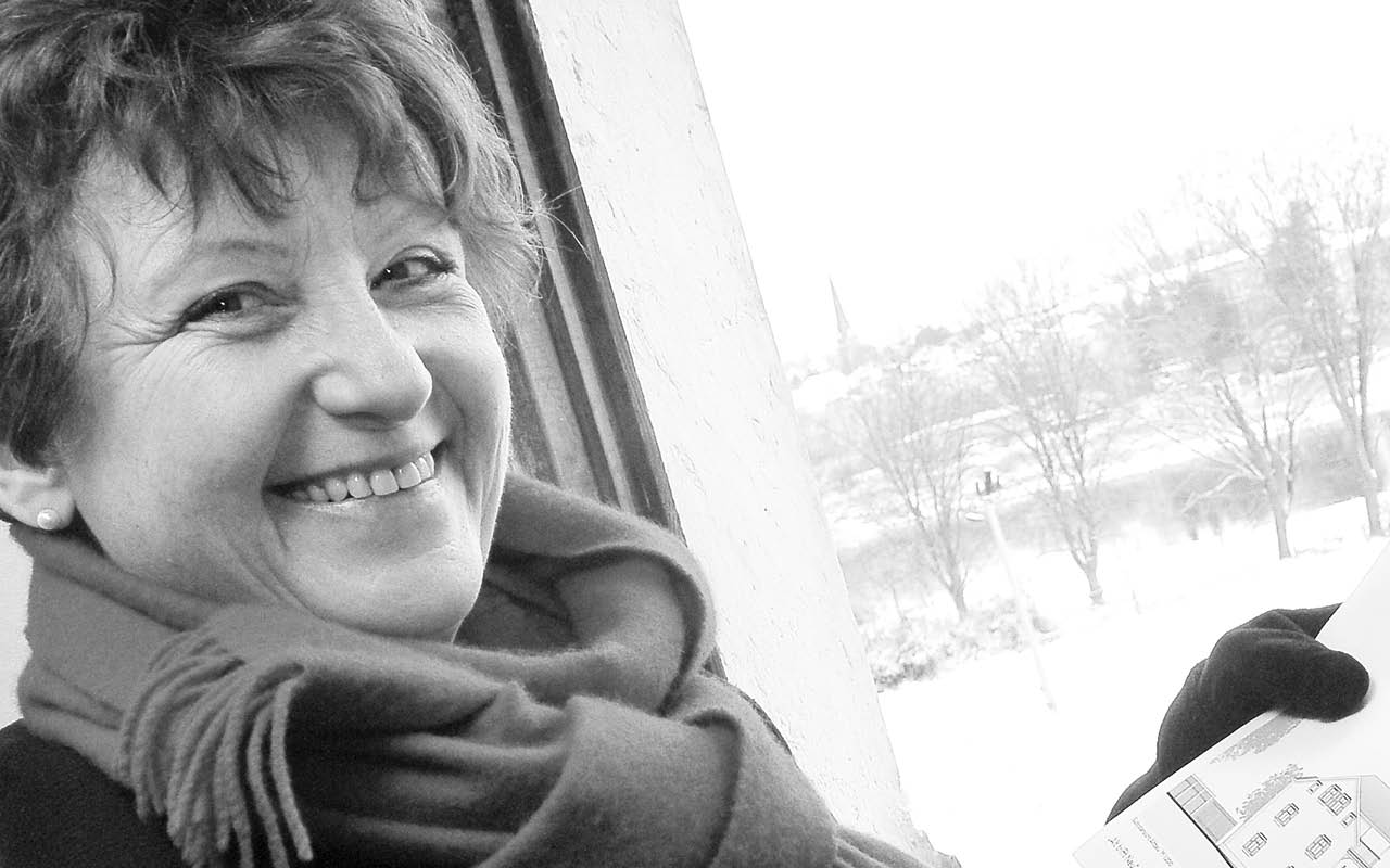 Haus Siebeneichnerstra e 45 wird von der SEEG saniert  Frau Birgit Richter  Chefin SEEG  Foto  Claudia H bschmann