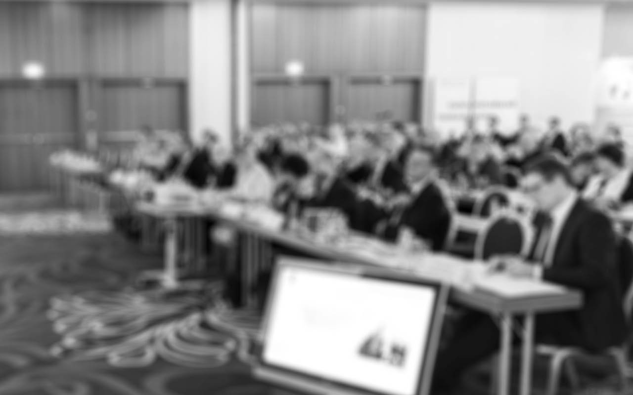 Dresden  Sachsen   12 09 2017  vdw Sachsen  Verband der Wohnungs- und Immobilienwirtschaft e  V   und VSWG  Verband S chsischer Wohnungsgenossenschaften e V     Verbandstag des vdw Sachsen am 12 09 2017 in Dresden   seit 25 Jahren   Der vdw Sachsen begeht in diesem Jahr ein besonderes Jubil um  Wir blicken auf 25 Jahre erfolgreiches Engagement f r die Wohnungs- und Immobilienwirtschaft in Sachsen zur ck  Die Mitgliederversammlung findet im Hilton Hotel an der Frauenkirche statt  Zum Abendprogramm erwarten Sie neben Sektempfang und stimmungsvollem Abendessen im Kleinen Schlosshof des Residenzschlosses Dresden unter anderem eine Sonderf hrung durch das historische Gr ne Gew lbe und nat rlich beste Unterhaltung  Seit 25 Jahren stehen wir f r gutes  sicheres  bezahlbares Wohnen in Sachsen  au erdem PODIUMSDISKUSSION Leerstand und Fachkr ftemangel trotz attraktiver Wohnungs- und Jobangebote  Welche Wege f hren aus dem s chsischen Dilemma  mit  Markus Ulbig  Staatsminister des Innern Sachsen Klaus-Peter Hansen  Vorsitzender der Gesch ftsf hrung der Regionaldirektion Sachsen der Bundesagentur f r Arbeit Irmgard Freidler  Gesch ftsf hrerin Teigwaren Riesa GmbH Axel Gedaschko  Pr sident GdW Rainer Seifert  Verbandsdirektor vdw Sachsen MODERATION  Robert Burdy  MDR   Foto  Marko F rster 12 09 2017   Marko F rster 